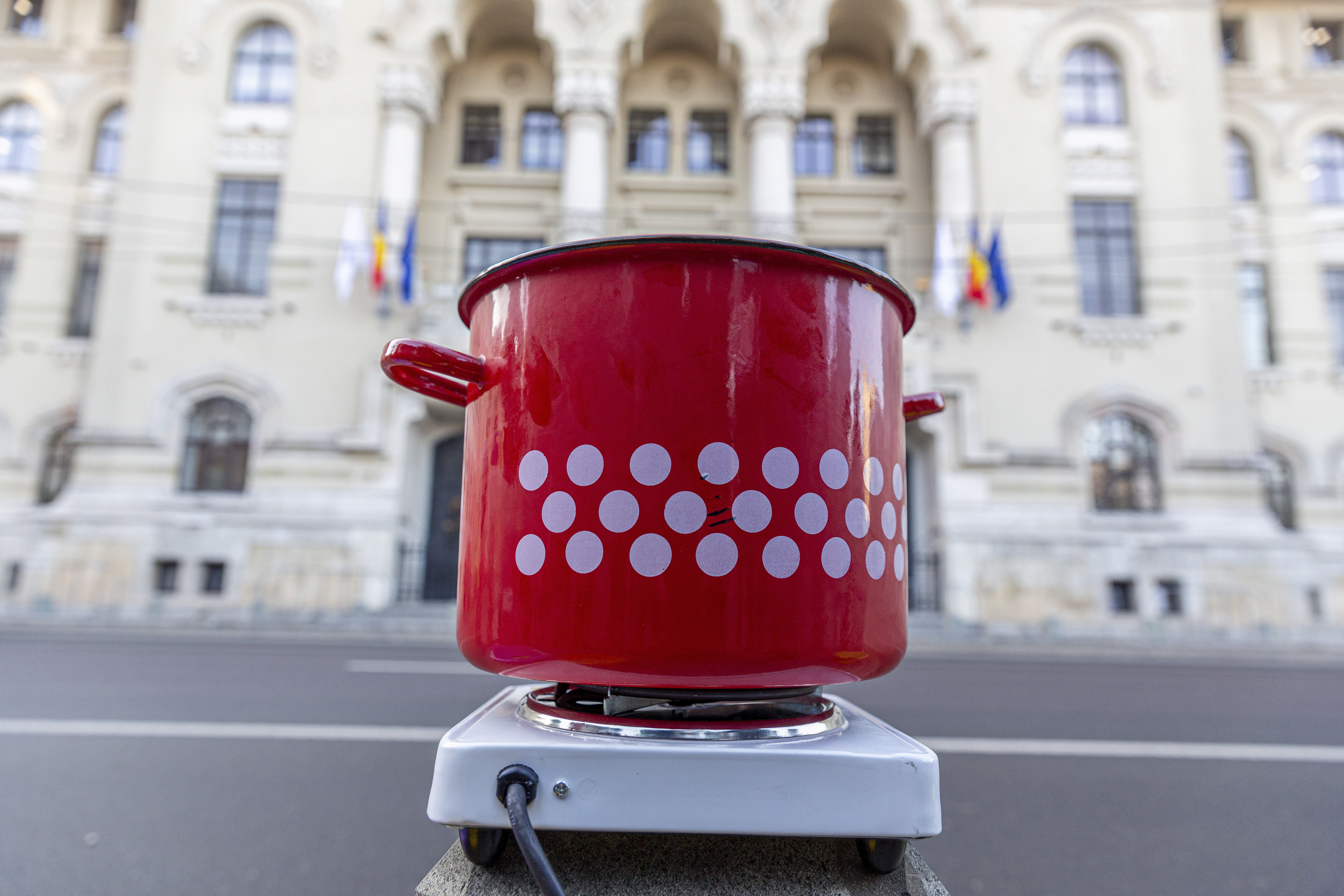 Problema cu apa caldă în Capitală rămâne fără rezolvare. Țevi vechi, ruginite și sparte în subteran