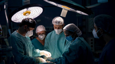Medici și asistente de la Spitalul Militar într-o operație de 24 de ore.