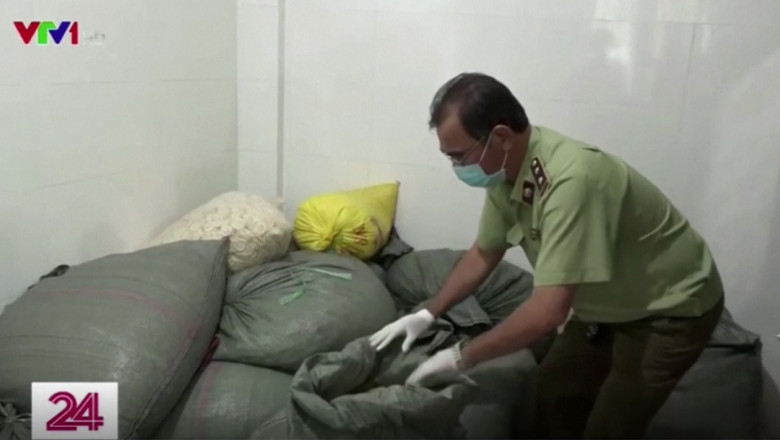 Zeci de saci cu prezervative folosite, găsiți într-un depozit din Vietnam, au fost arătați la televiziunea de stat