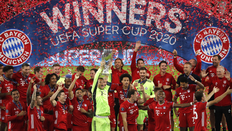 Manuel Neuer de la Bayern Munich ridică Supercupa Europei pe care Bayern Munchen a câștigat-o la 24 septembrie 2020 în meciul contra FC Sevilla, pe Puskas Arena din Budapesta