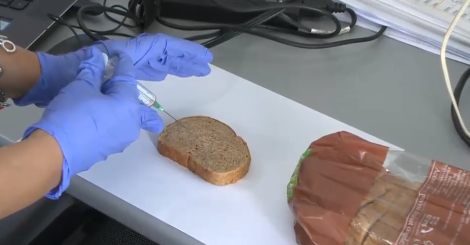 Experiment al cercetatorilor romani. Cat rezista coronavirusul pe diferite suprafete, inclusiv pe o felie de paine
