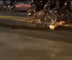 Imagini revoltătoare. Un polițist trece cu bicicleta peste capul unui protestatar
