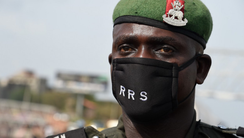 Un politist din Nigeria poarta masca anti-COVID