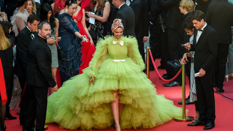 actrita indiana Deepika Padukone pe covorul rosu de la Cannes intr-o rochie spectaculoasă