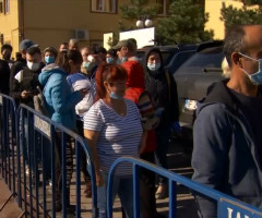 Alegeri locale 2020. Coadă la secția de votare din Tunari. Oamenii au venit încă de la 6.30