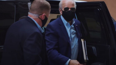 Joe Biden, candidatul Partidului Democrat la alegerile prezidențiale din SUA, cu mască de protecție și ochelari de soare