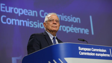 Josep borrel vorbeste de la o tribuna la comisia europeana