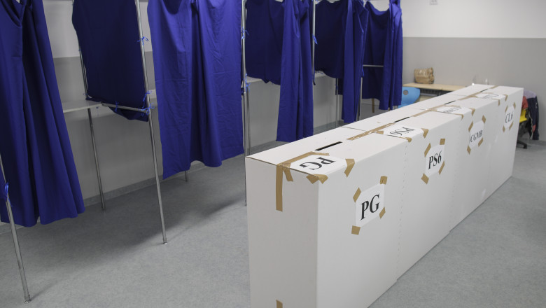 sectie de votare cu urme si cabine de vot