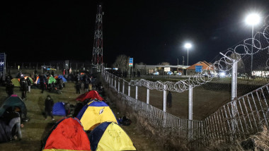 Serbia. Migranții campează în corturi chiar lângă gardul de la graniță, în Kelebija, lângă Subotica