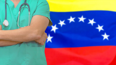 medic având in spate steagul venezuelei