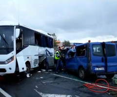 VIDEO. Un mort și șase răniți după un accident grav în județul Iași, între un TIR, un autobuz și o dubă