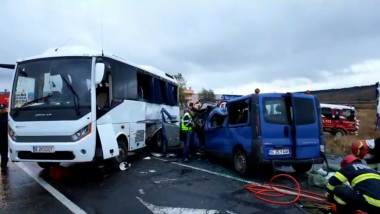 VIDEO. Un mort și șase răniți după un accident grav în județul Iași, între un TIR, un autobuz și o dubă.