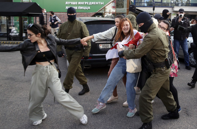 femei arestate la un protest anti-Lukașenko in Belarus