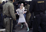 femeie arestata la proteste anti-Lukașenko