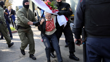 Nina Baghinskaia, protestatară de,73 de ani, devenită simbol al manifestațiilor anti-Lukașenko din Belarus, a fost arestată sâmbătă la un protest al femeilor în Minsk