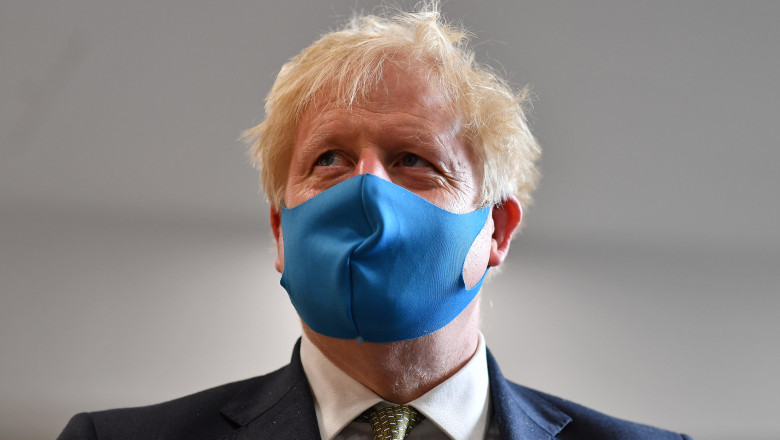 Boris Johnson cu mască.