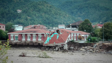 casa surpata din cauza viiturilor aduse de uraganul Ianos in regiunea Karditsa din Grecia