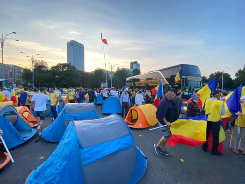 protest_corturi campate_Piata Victoriei - aur