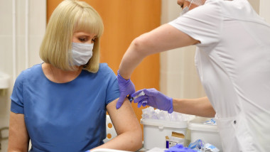 O femeie din Rusia primește o doză de vaccin Sputnik V.