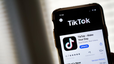Telefon cu aplicația TikTok.