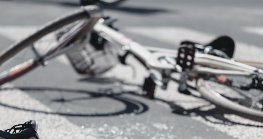O femeie de 42 de ani a murit după ce a intrat cu bicicleta în ușa unui garaj