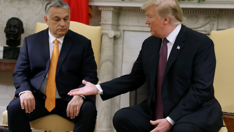 Președintele Donald Trump îi întinde mâna liderului ungar Viktor Orban, în timpul unei vizite a celui din urmă la Casa Albă.