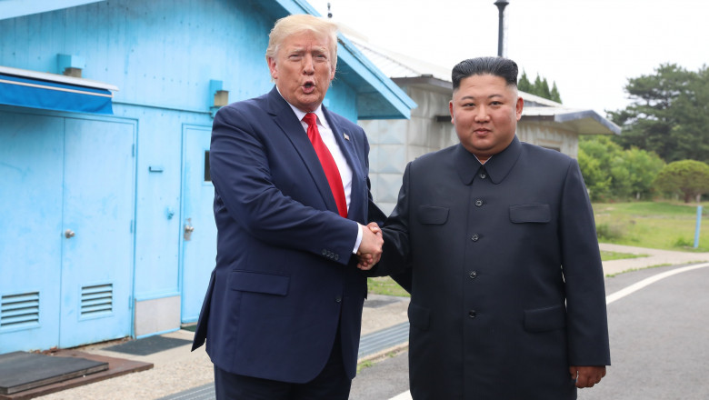 Donald Trump dă mâna cu Kim Jon Un