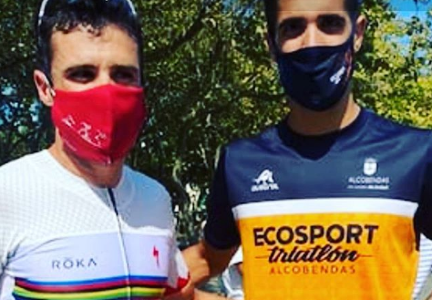 Gest impresionant in cadrul unui triatlon. Un atlet a renunţat la medalie in favoarea unui adversar care alergase in directia gresita