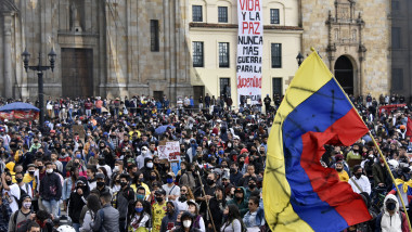 oameni protestează în Bogota, Columbia