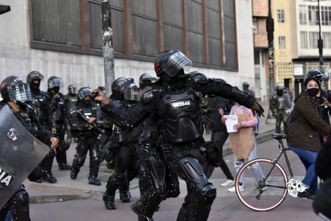 politistii intervin la proteste