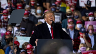 Donald Trump își ține discursul la mitingul electoral din Ohio.