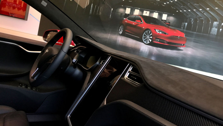 Bordul unei mașini Tesla Model S