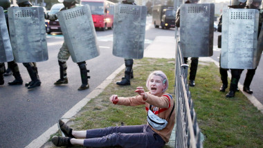 O femeie strigă în fața forțelor de ordine din Minsk la protestele reprimate în forță după ce Aleksandr Lukașenko a depus jurământul pentru al șaselea mandat de președinte