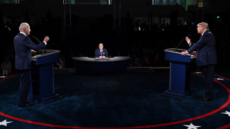 Președintele Donald Trump și fostul vicepreședinte Joe Biden în prima dezbatere prezidențială din 2020.