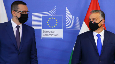 Mateusz Morawiecki și Viktor Orban, premierii Poloniei si Ungariei, la Bruxelles, cu masti negre pe fata