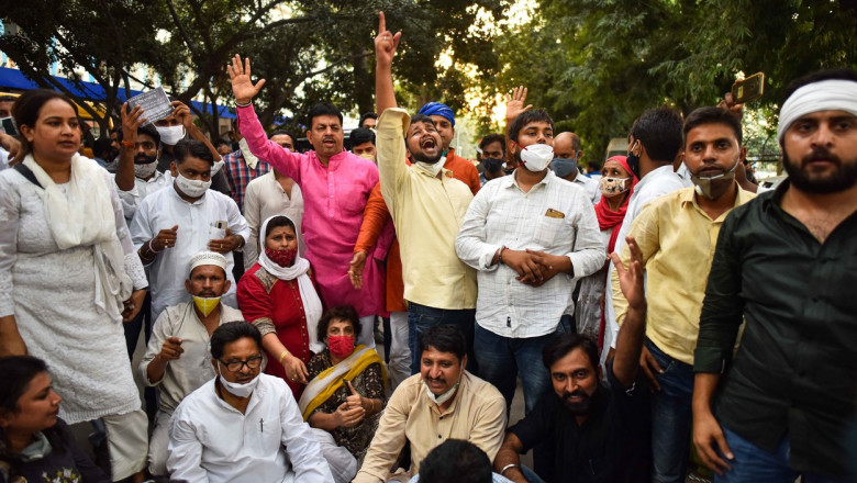 oameni protestează pe stradă, în India