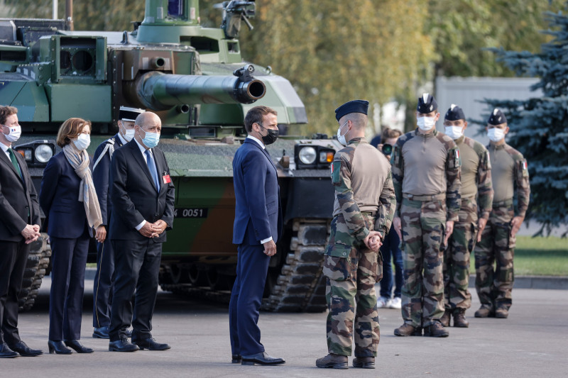 Emmanuel Macron, alături de militari francezi, cu nu tanc în spate