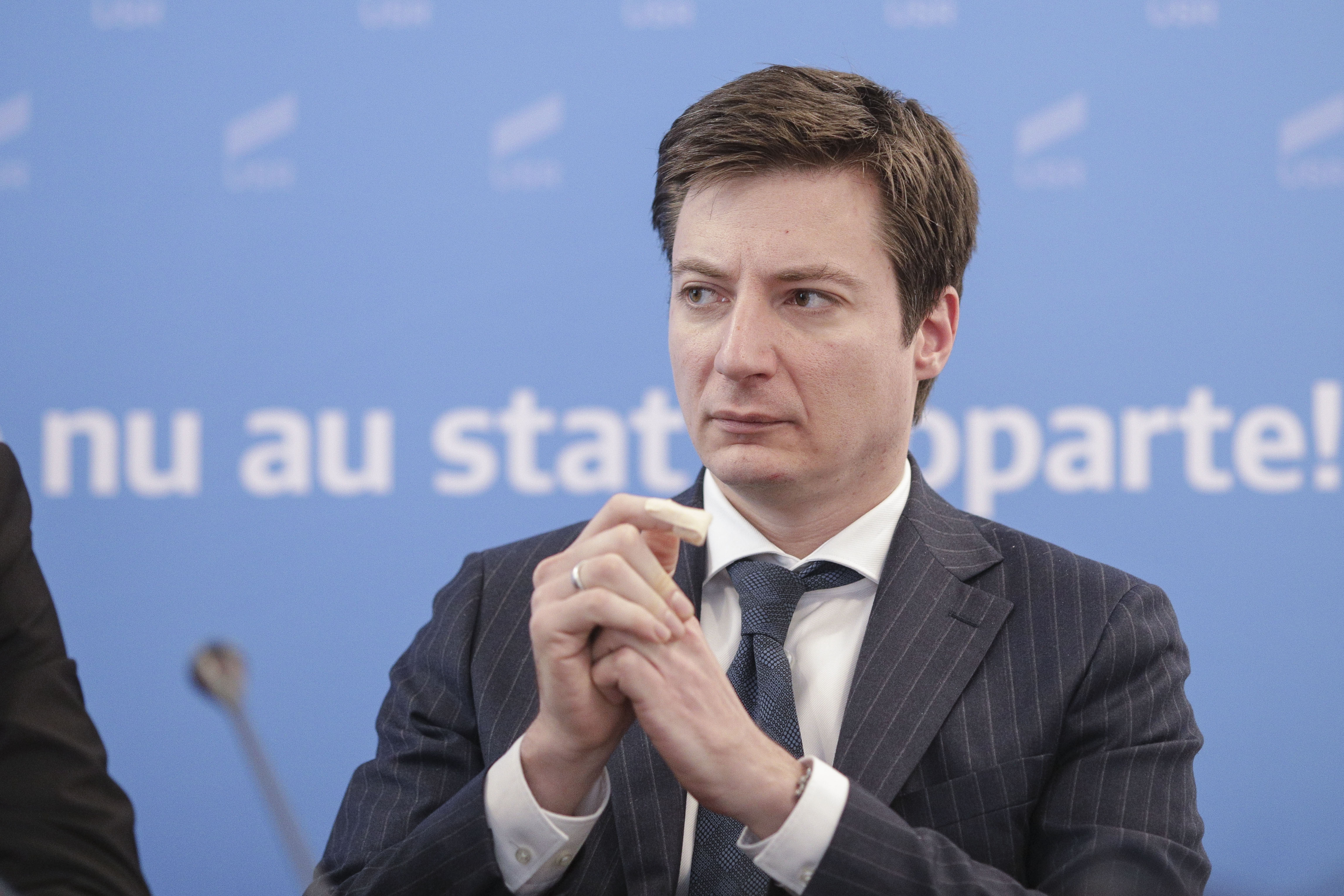 Andrei Caramitru e sceptic că românii își vor recupera banii după sancționarea băncilor de către CC.  „Garantat, doi ani de recesiune”