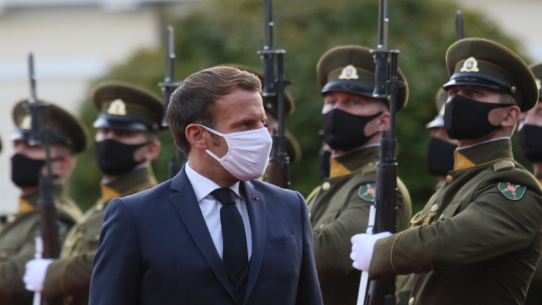 Emmanuel Macron trece în revistă militari din garda de onoare