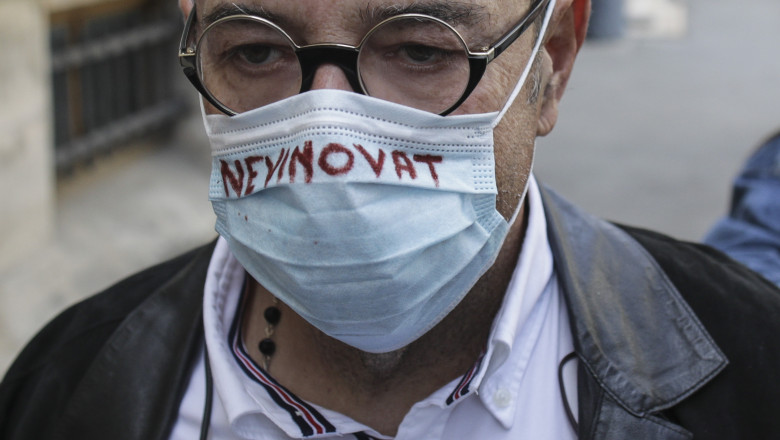 Cristian Popescu Piedone cu mască de protecție pe care este scris cuvântul „nevinovat”