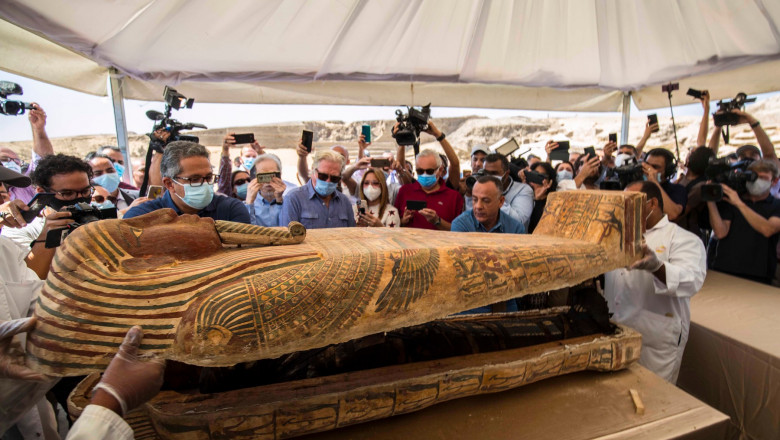 Sarcofag deschis în prezența presei, descoperit la Saqqara, în Egipt