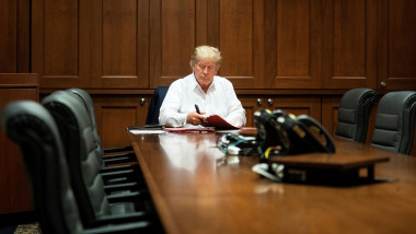 Președintele Donald Trump lucrează în biroul amenajat la spitalul Walter Reed, sâmbătă, 3 octombrie 2020