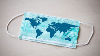 Mască de protecție imprimată cu harta lumii, în perioada pandemiei de coronavirus.