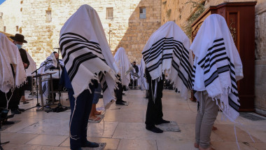 Rabinii s-au adunat la Zidul Plângerii pentru a spune o rugăciune specială pentru președintele SUA, Donald Trump, bolnav de COVID.