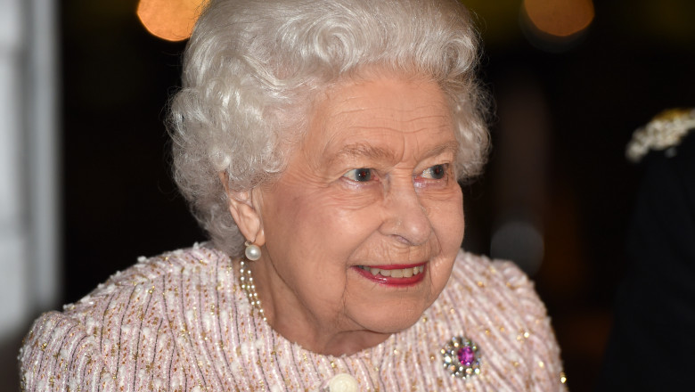 Regina Elisabeta a II-a a Marii Britanii și Irlandei de Nord, zâmbind.