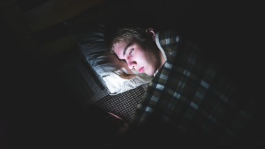 dependenta depresie retele sociale telefon noaptea in pat