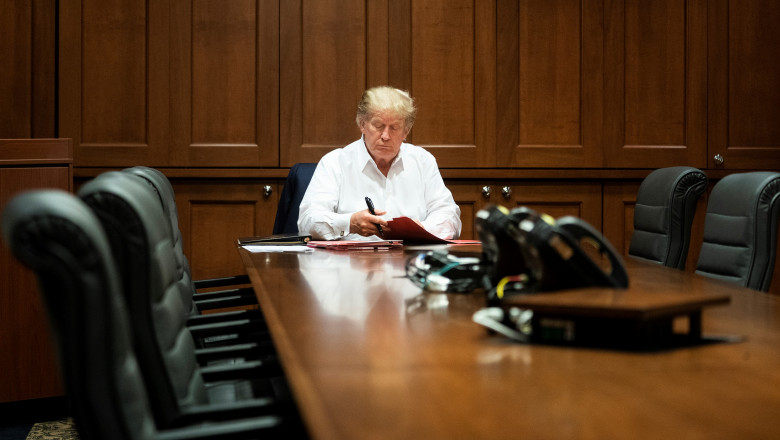Donald Trump, singur în sala de conferință amenajată la spitalul Walter Reed, acolo unde a fost internat după ce a început să aibă simptome ale Covid-19.