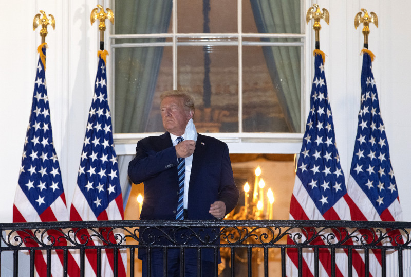 Donald Trump, la balconul Casei Albe, își dă jos masca de protecție