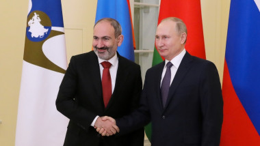 Nikol Pashinyan și Vladimir Putin.