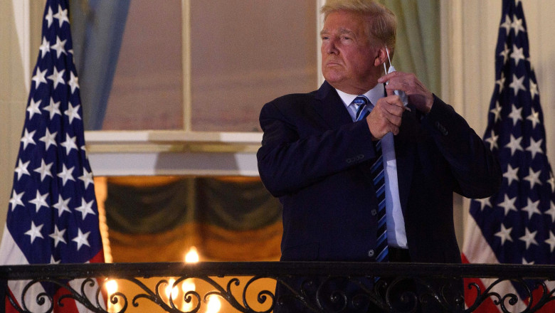 Donald Trump, bolnav de Covid, cu mâinie pe masca de protecție atârnată de ureche